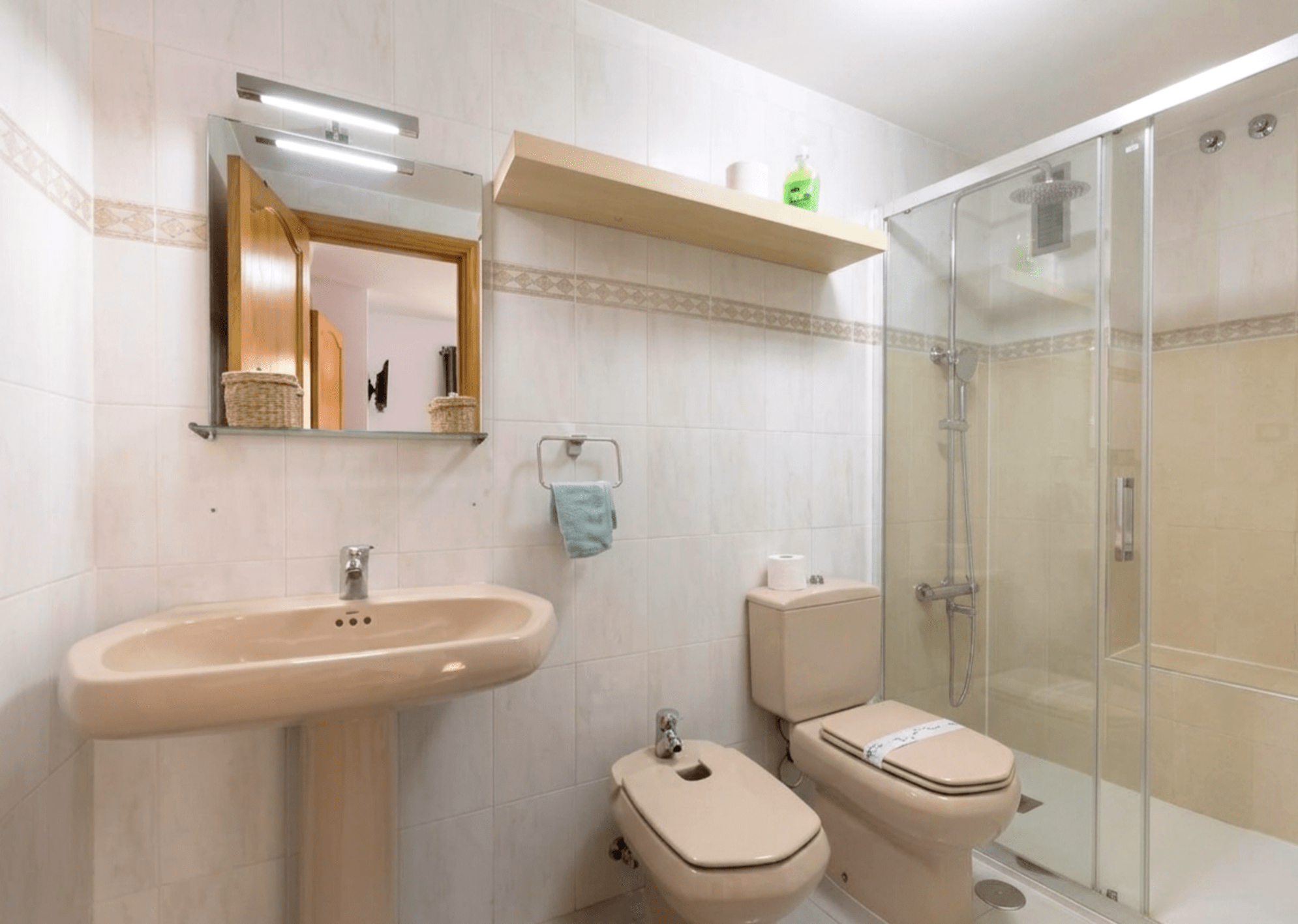 ARINAGA BEACH: first line on the sea on  short rent