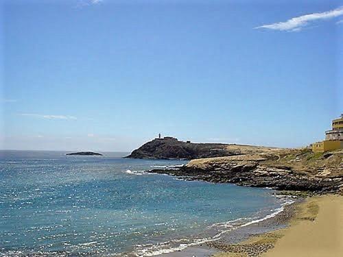 ARINAGA BEACH: first line on the sea on  short rent