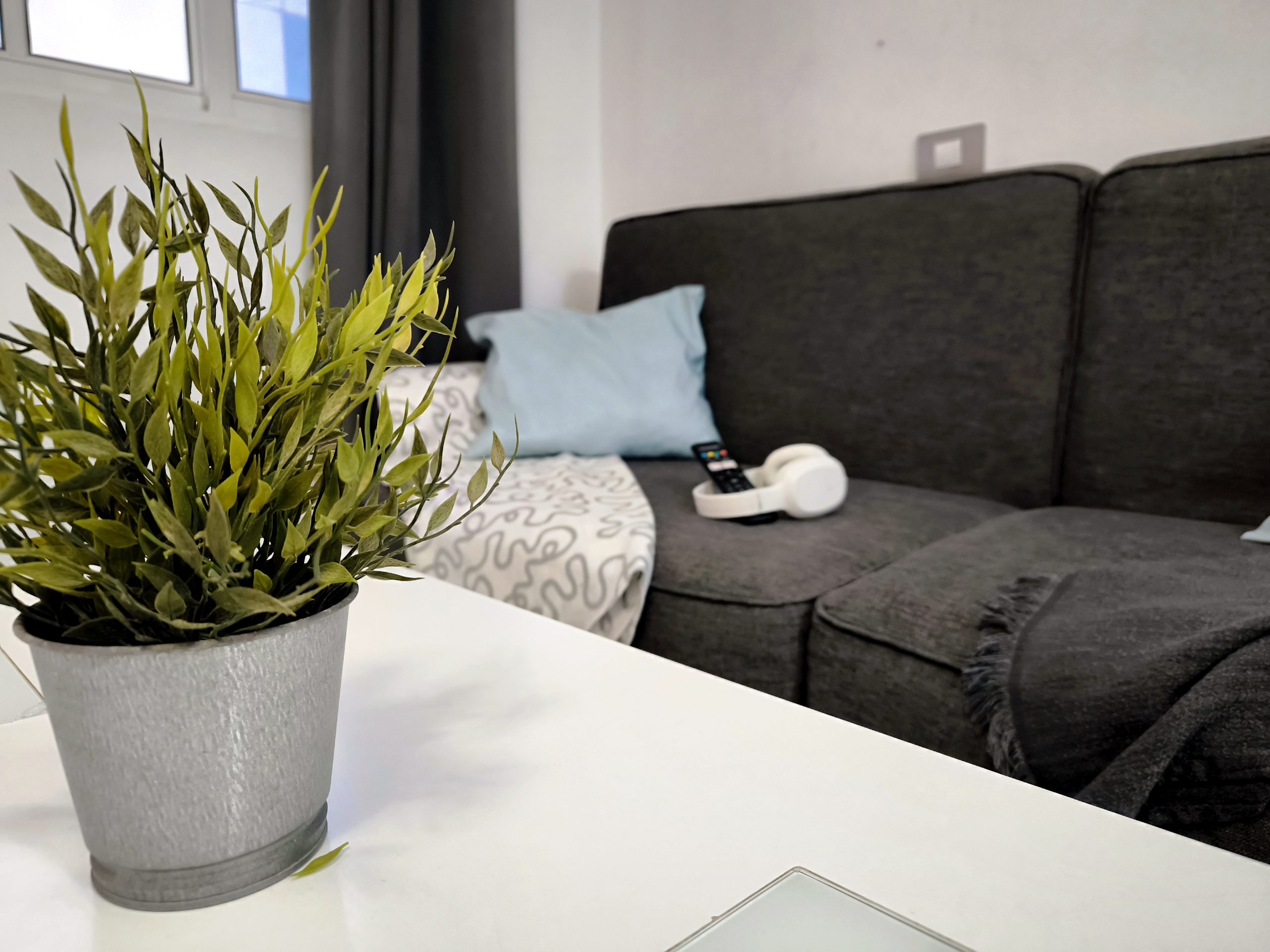 ARINAGA BEACH: first line on the sea on  short rent