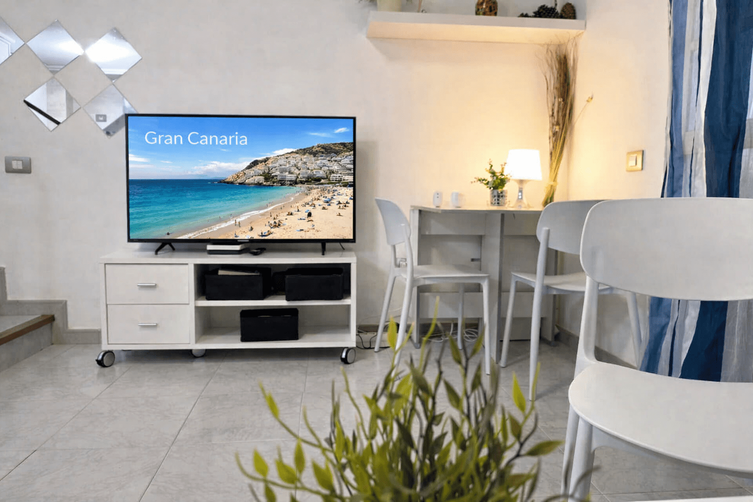 ARINAGA BEACH: first line on the sea on  short rent