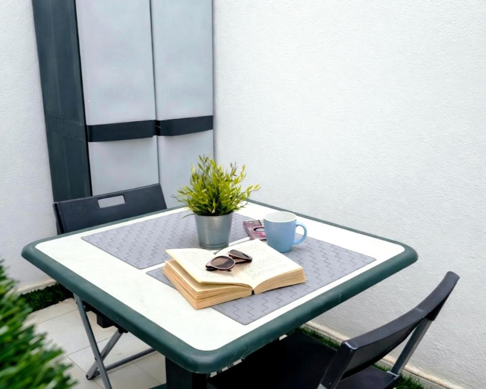 ARINAGA BEACH: first line on the sea on  short rent